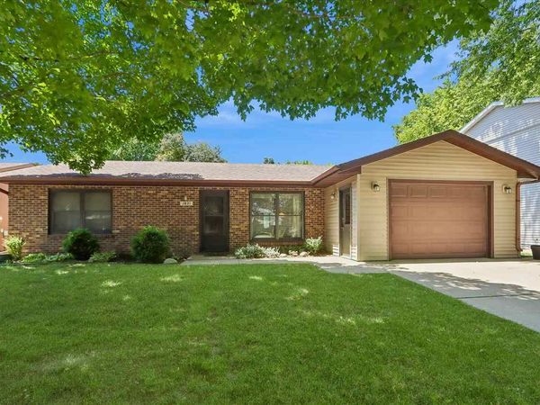 1821 Sterling Ct, Iowa City, IA 52240