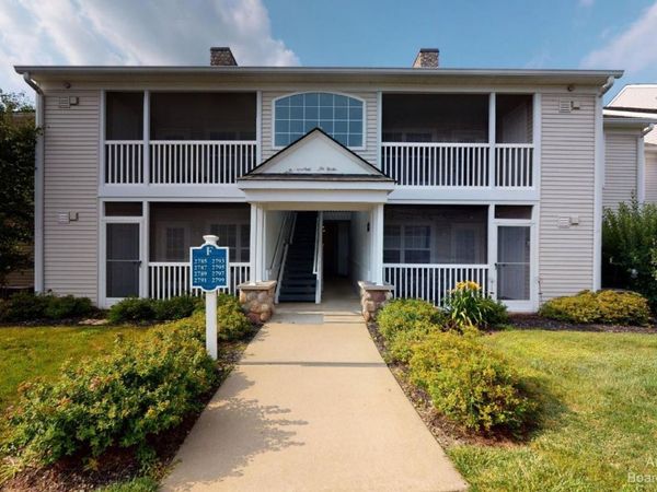 2795 S Knightsbridge Circle, Ann Arbor, MI 48105