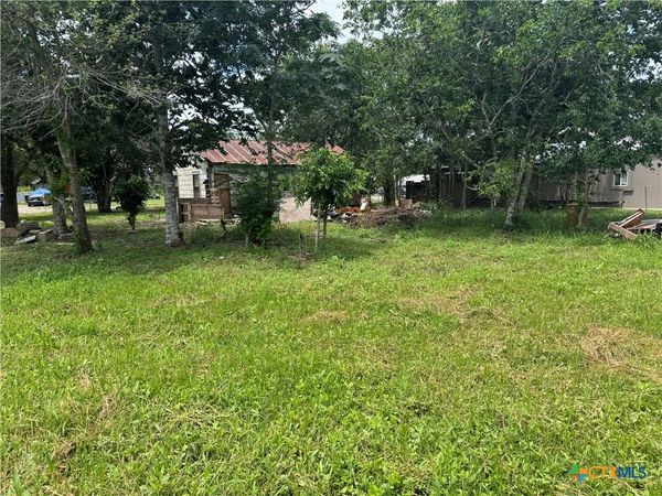 406 W French Street , Cuero, TX 77954