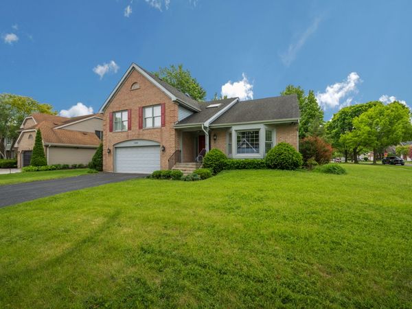 1046 E Amberwood Circle, Naperville, IL 60563