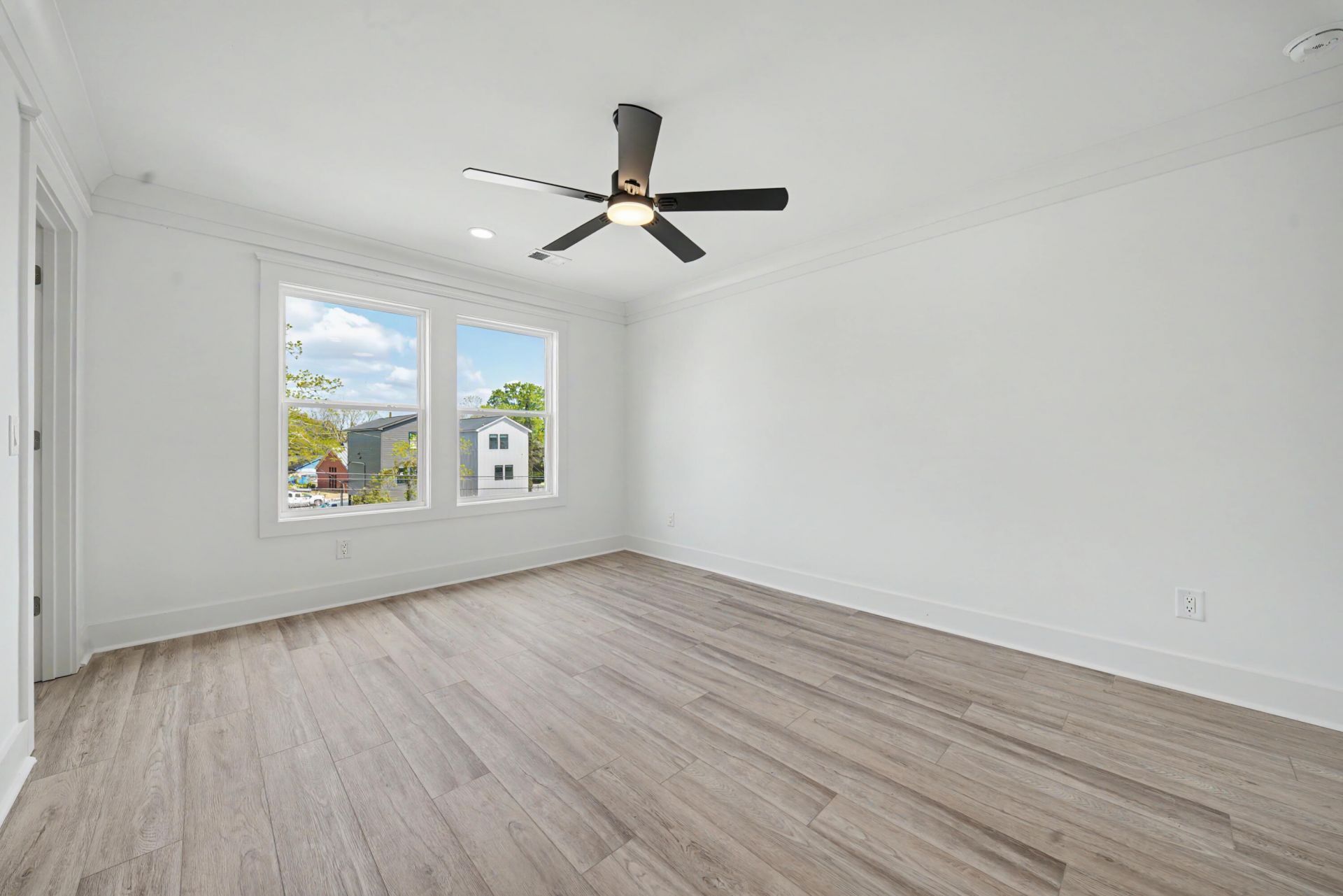 2016 Comstock Avenue Photo 19