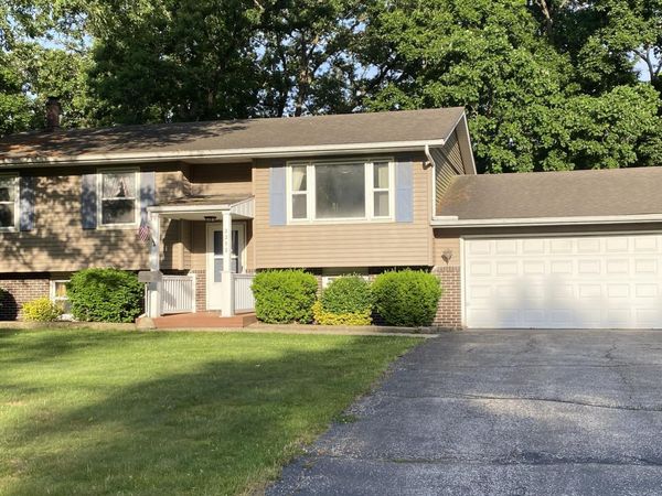 2252 Four Seasons Pkwy , Crown Point, IN 46307