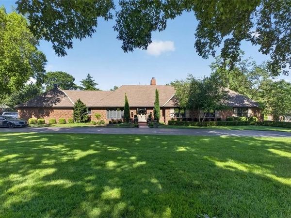8301 Roe Avenue, Prairie Village, KS 66207