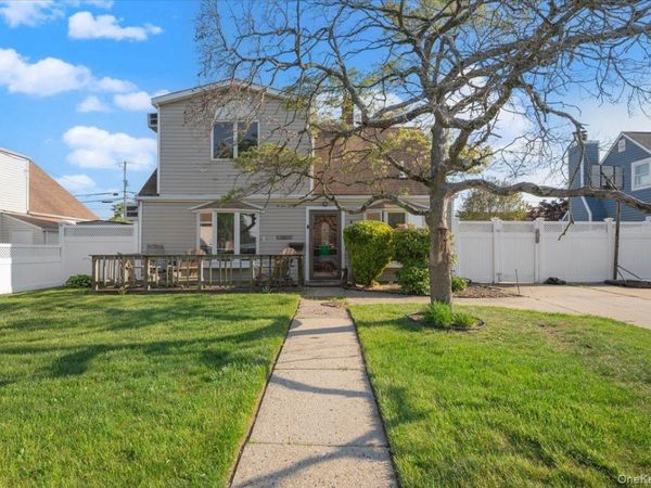 42 Haven Lane, Levittown, NY 11756