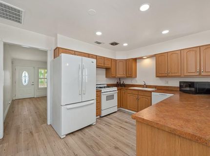 6039 Mcmahon Dr, Sacramento, CA 95824 Photo