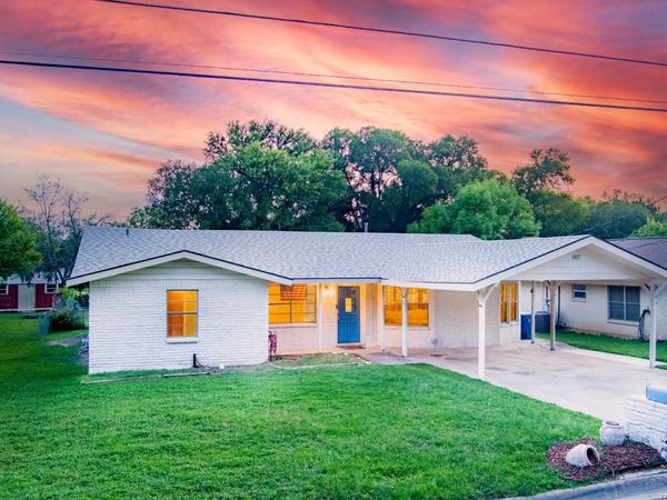 1107 Donna Kay Dr., Kerrville, TX 78028