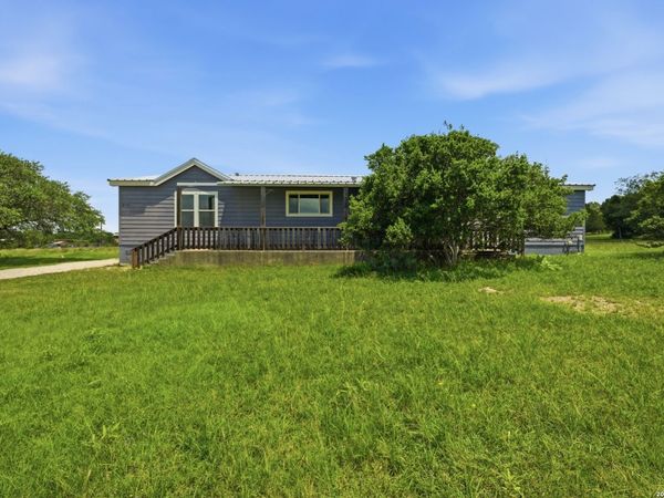 672 CUTTERS TRL, Pipe Creek, TX 78063