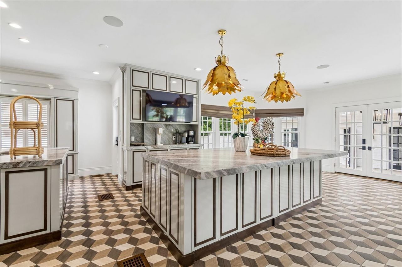 3313 W Mullen Avenue, Tampa, FL 33609 Photo