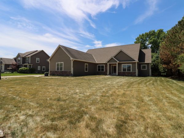 W245N2799 Single Tree Dr, Pewaukee, WI 53072