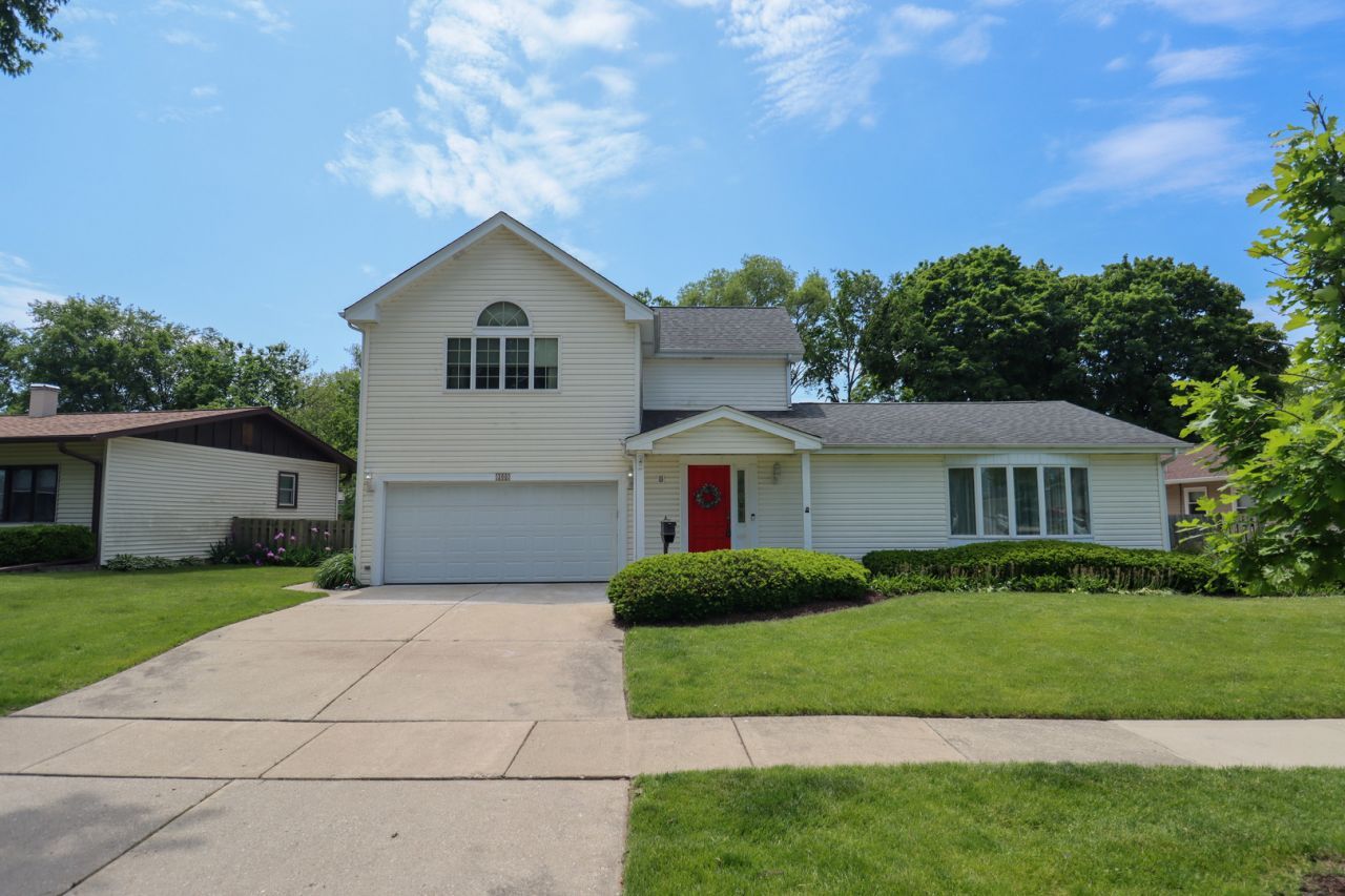 200 Navajo Trail , Buffalo Grove, IL 60089