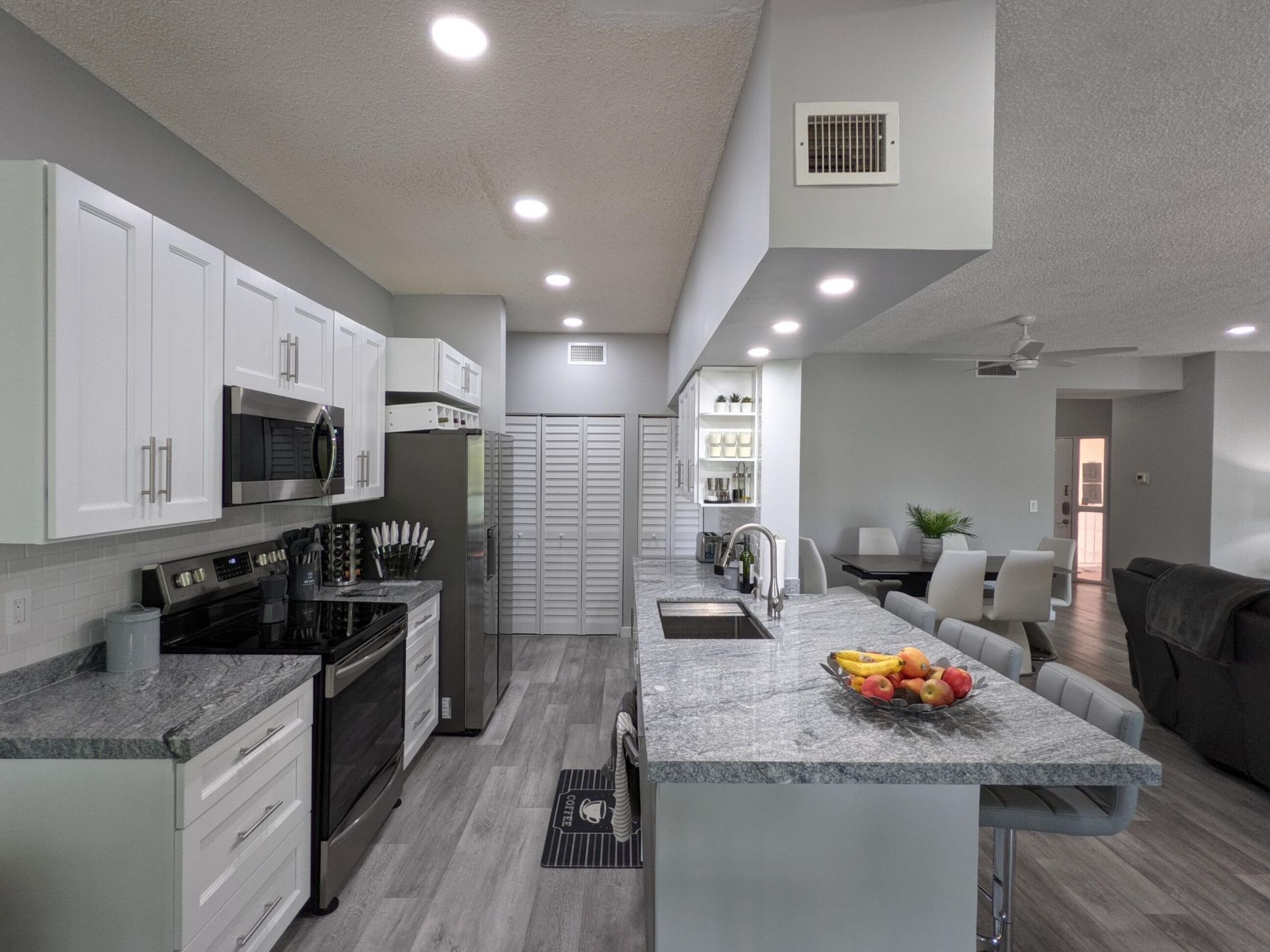 105 Half Moon Circle, Unit F2, Hypoluxo, FL 33462 Photo