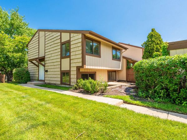 800 Shawnee Trail, Roselle, IL 60172