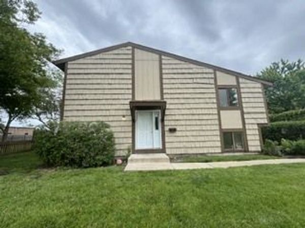 800 Shawnee Trail, Roselle, IL 60172