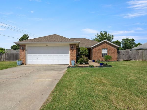 112 Green Acres Street, Lowell, AR 72745
