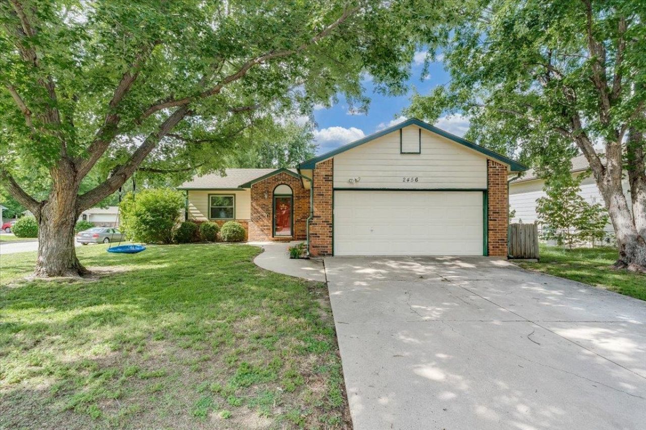 2456 N Ridgewood Ct, Wichita, KS 67220 Main Photo
