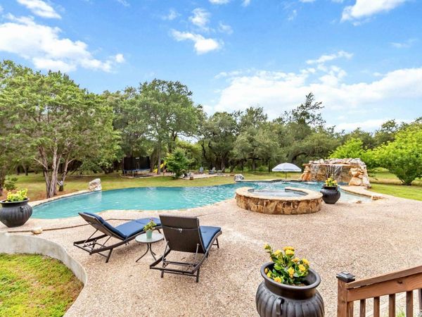 318 Berry Oaks Dr, Bulverde, TX 78163