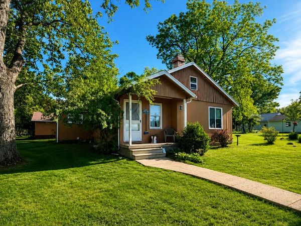 18 E Montgomery Street, Hillsdale, MI 49242