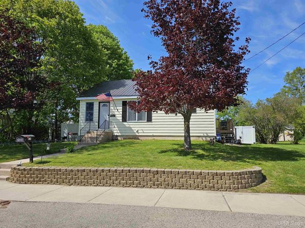 628 Manistique Avenue, Manistique, MI 49854