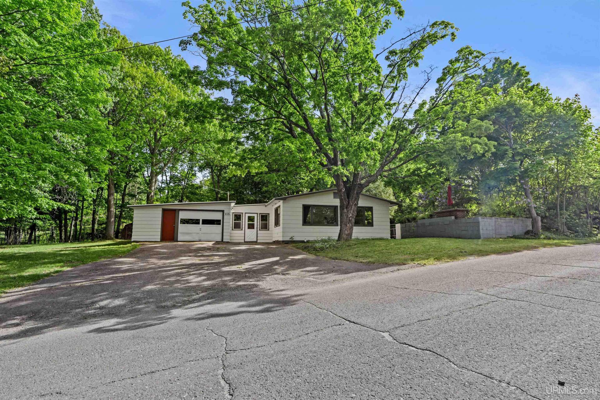 115 Calverley Avenue, Houghton, MI 49931 Main Photo