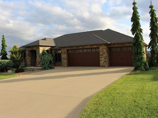 1559 Crown Ridge Dr, Sioux Center, IA 51250