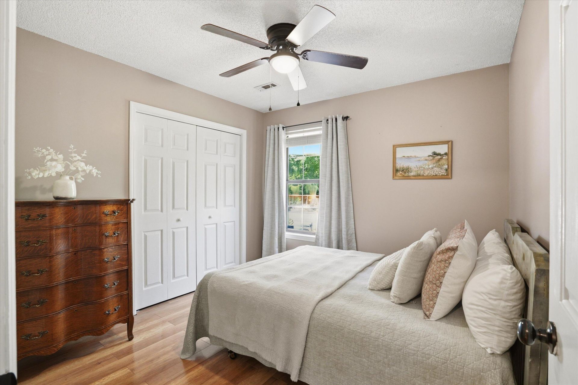 204 Oxford Way Photo 16