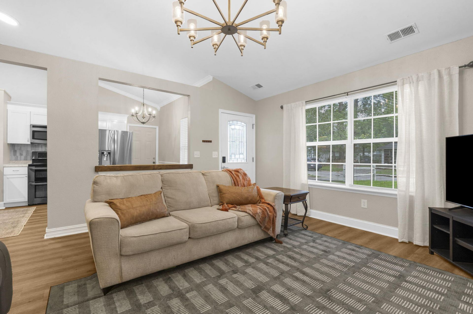 332 Macgregor Drive Photo 4