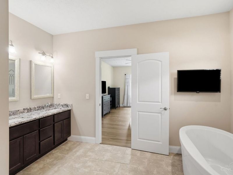 8007 Acorn Trail, Hamilton Twp, OH 45039 Photo 21