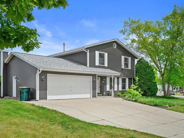 8730 S Fieldpointe DRIVE, Oak Creek, WI 53154