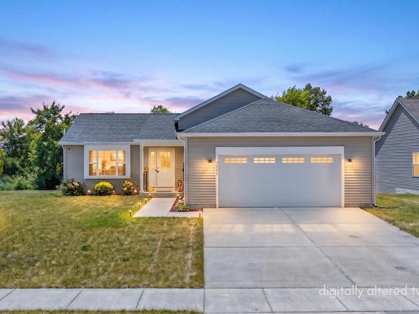 1423 E Longneedle LANE, Elkhorn, WI 53121
