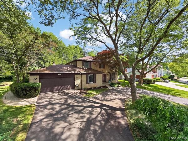 34262 Commons Drive, Farmington Hills, MI 48331