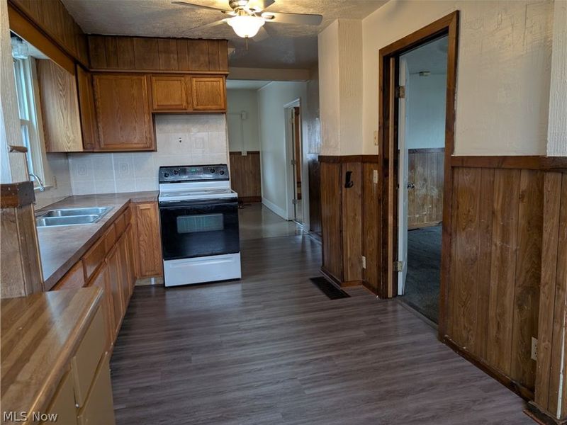 564 Carroll Street , Akron, OH 44304 Photo 4