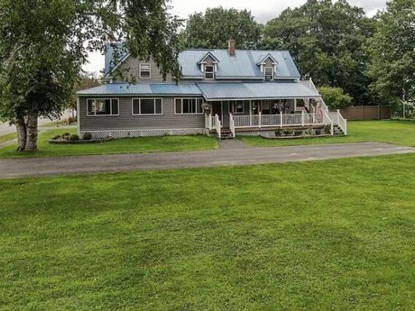 37 Penobscot Avenue , Howland, ME 04448