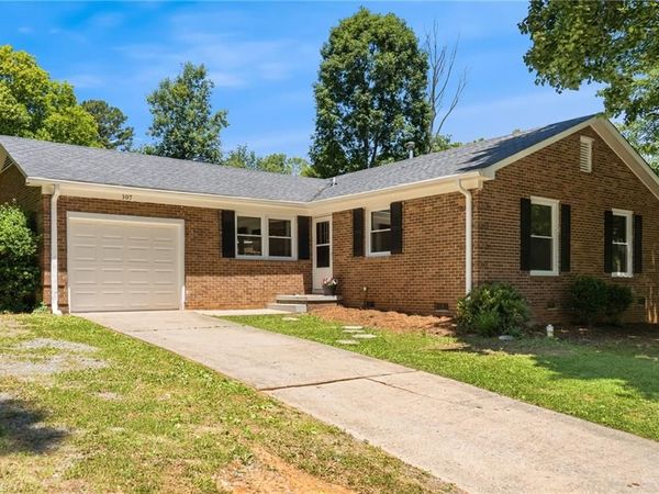 307 Foxcroft Drive , Winston-Salem, NC 27103