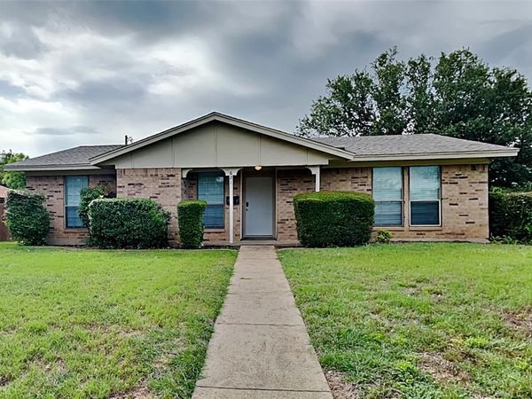 621 Barkridge Trail, Burleson, TX 76028
