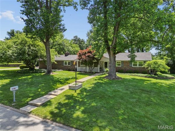 527 Fairways Circle, Creve Coeur, MO 63141