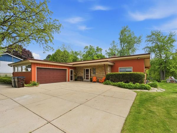 507 W Montclaire AVENUE, Glendale, WI 53217
