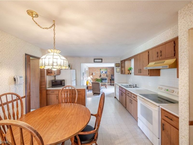 13899 Chippewa Trail , Middleburg Heights, OH 44130 Photo 6