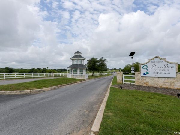 242 Legendary Trail Loop, Floresville, TX 78114