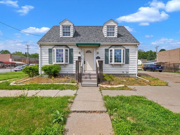 1906 Grant Street , Bettendorf, IA 52722