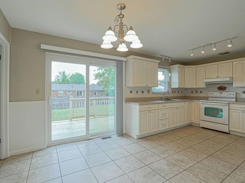 8574 Linderwood Lane, Cincinnati, OH 45255 Photo 11