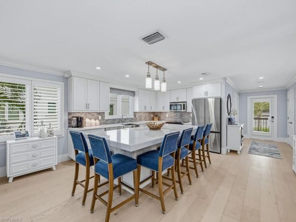 225 5th AVE S, Unit 103, NAPLES, FL 34102