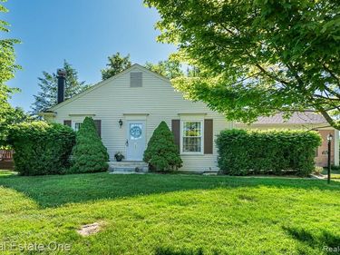 1242 Kings Cove Court, Rochester Hills, MI 48306