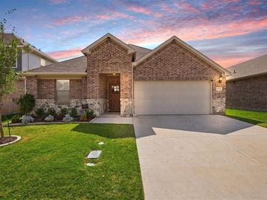 9352 Lone Maverick Drive, Fort Worth, TX 76036