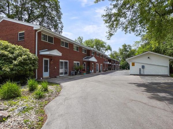 449 W Wisconsin AVENUE, Unit 9, Oconomowoc, WI 53066