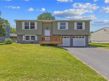 8256 Elaine Circle , Liverpool, NY 13090