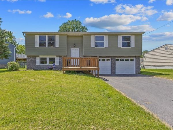 8256 Elaine Circle , Liverpool, NY 13090
