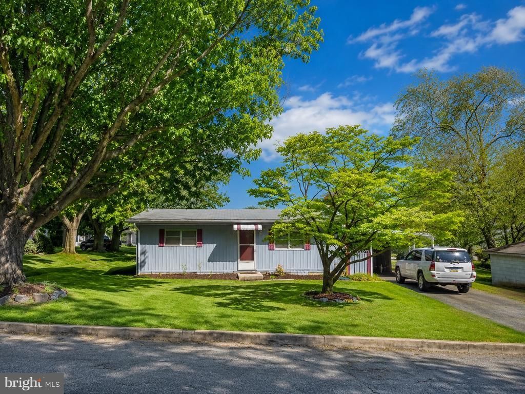 221 N MARKET AVENUE , MOUNT JOY, PA 17552