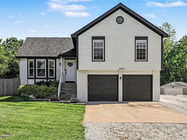 20061 Travis Lane, Stilwell, KS 66085