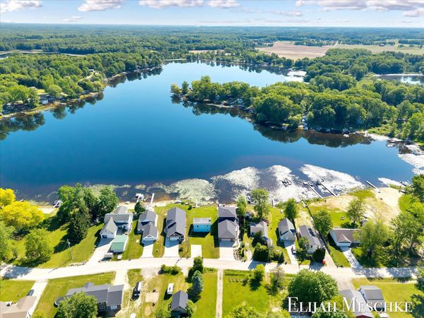 10207 Poplar Drive NE, Rockford, MI 49341