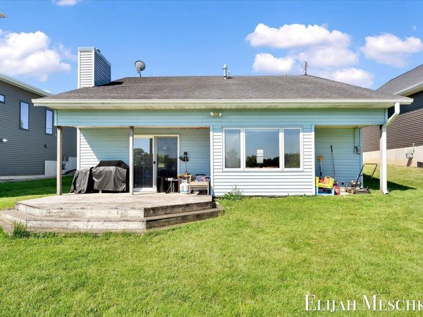 10207 Poplar Drive NE, Rockford, MI 49341